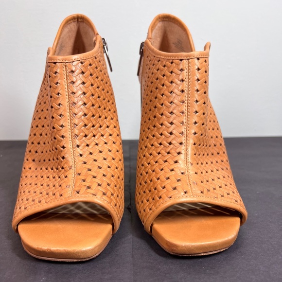 EUC Vince Camuto Trisha Ankle Bootie - Picture 7 of 12